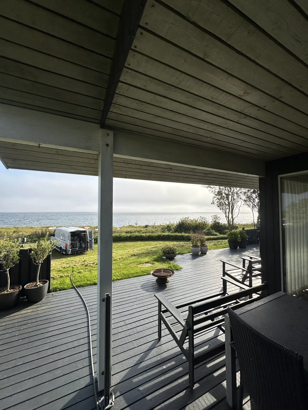 Træterrasse i Saksild fotograferet ved algebehandling