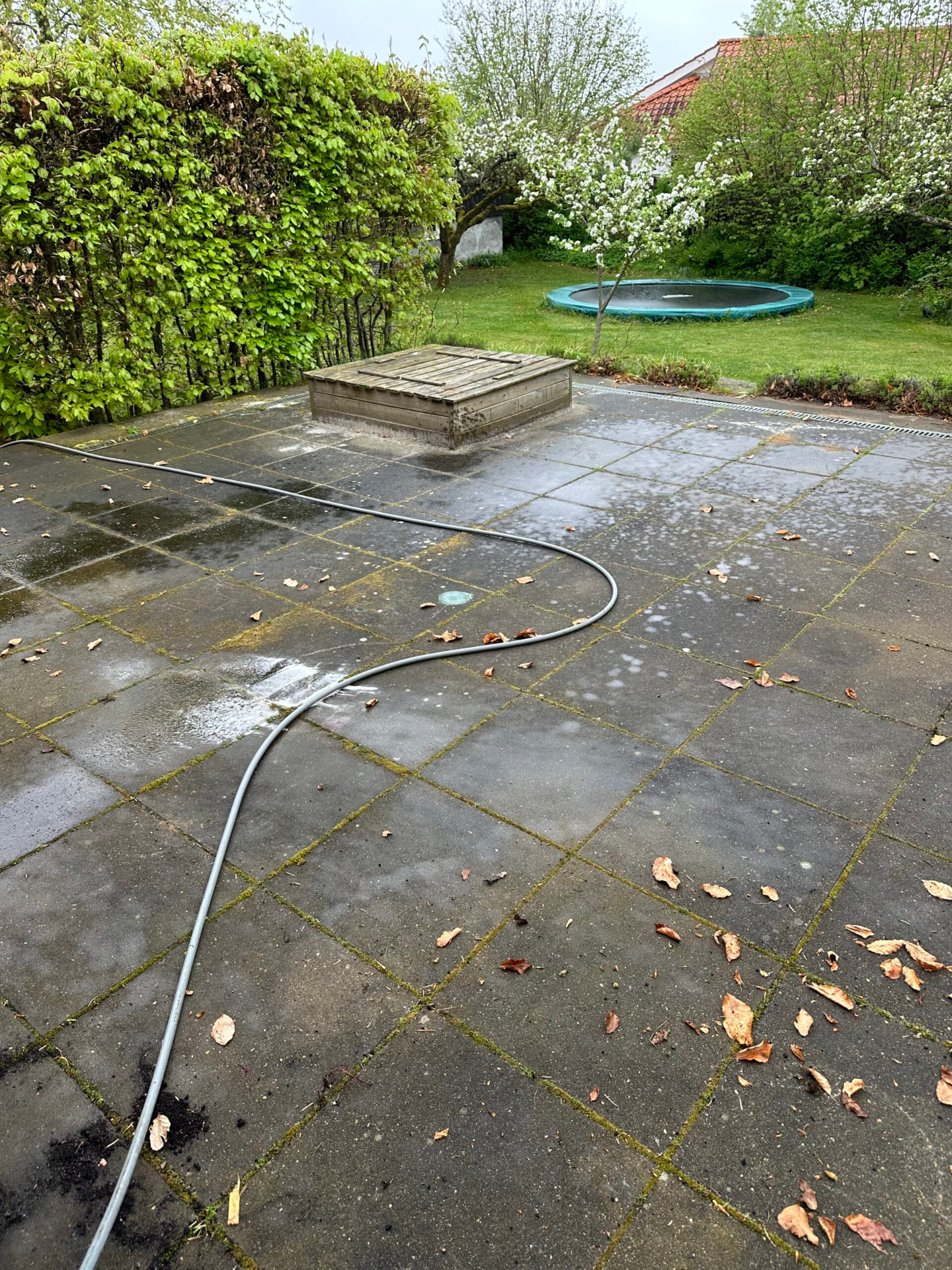 Fliserens af terrasse – før