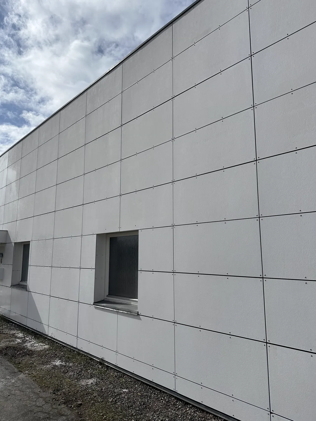 Betonelementfacade med ensartet, lys overflade efter facaderens
