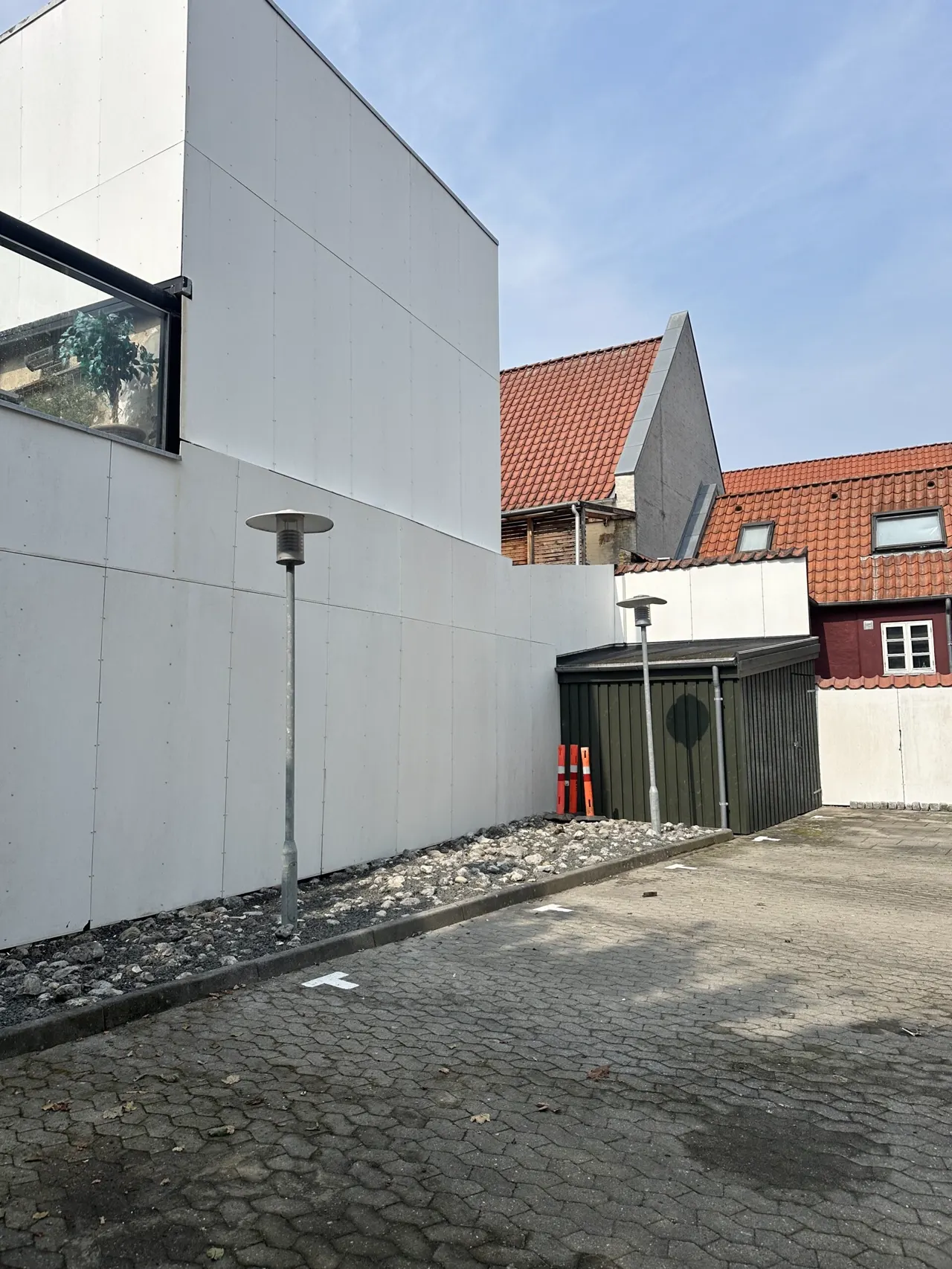 Lys facade på nyere byggeri uden mørke vandstriber efter facaderens