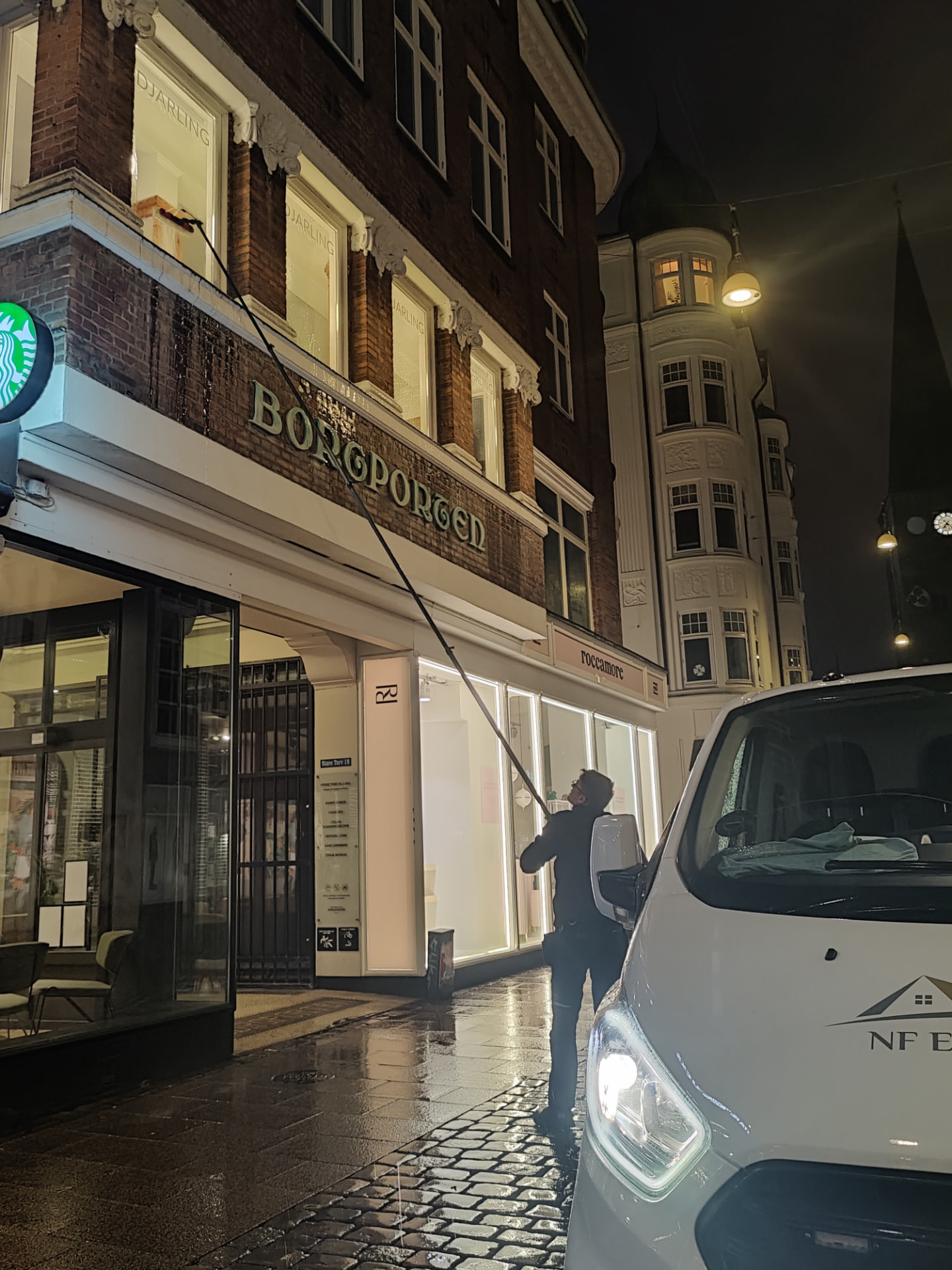 NF Ejendomsservice pudser butiksvinduer i Aarhus med teleskopstang