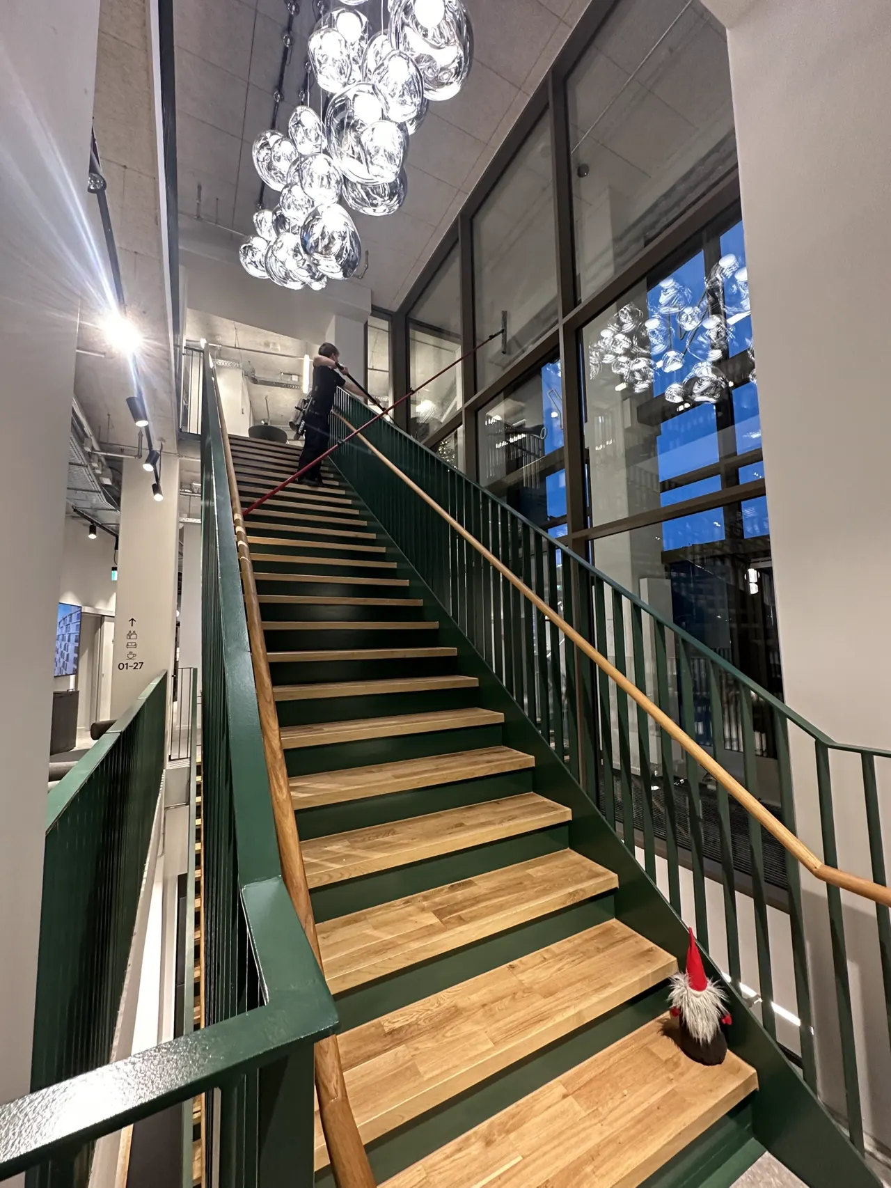 Store glaspartier i en trappeopgang pudset indvendigt